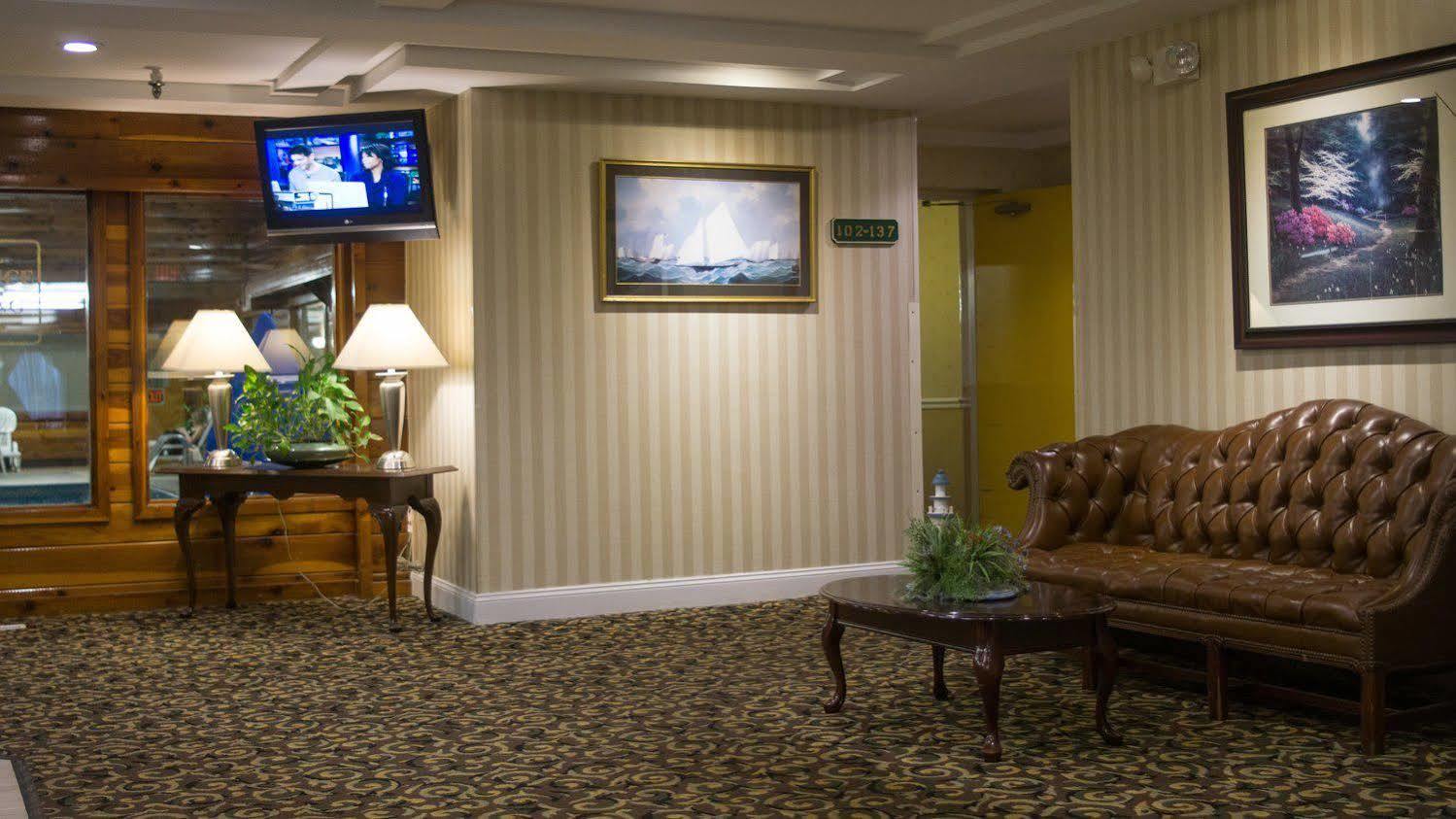 Red Roof Inn & Suites Newport - Middletown, Ri Bagian luar foto